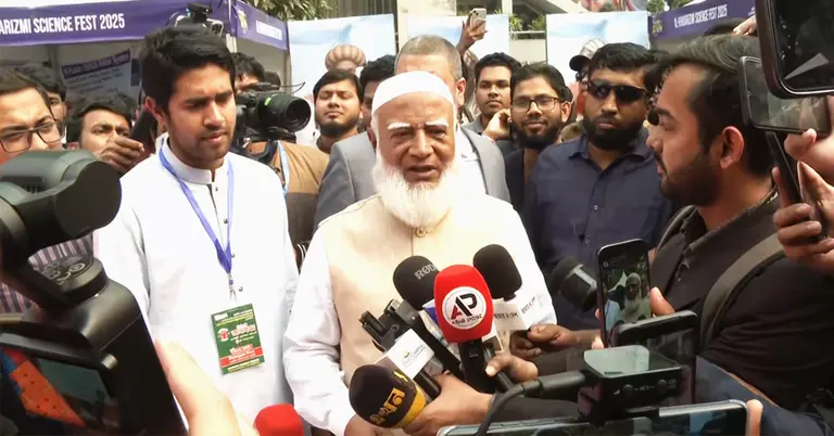 সাইন্স ফেস্ট পরিদর্শন করেছেন জামায়াত আমির